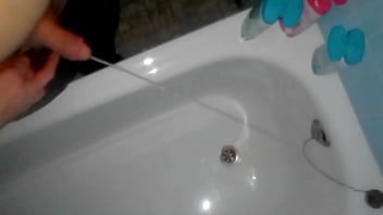 Preview 2 of Bikini Irani - Ich pisse mal wieder einfach so in eine Badewanne