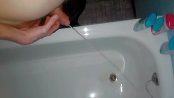 Preview 3 of Bikini Irani - Ich pisse mal wieder einfach so in eine Badewanne