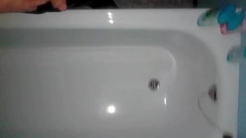 Preview 1 of Bikini Irani - Ich pisse mal wieder einfach so in eine Badewanne