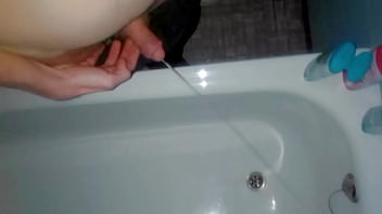 Preview 4 of Bikini Irani - Ich pisse mal wieder einfach so in eine Badewanne