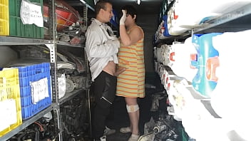 Preview 2 of Arab Woman Hd - Se folla a la gorda en el almac&eacute_n de recambios del taller. Es una gorda muy viciosa que quiere que le metan herramientas por el co&ntilde_o