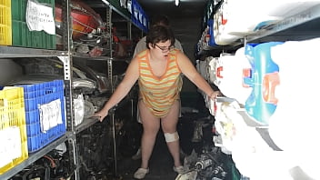 Preview 3 of Arab Woman Hd - Se folla a la gorda en el almac&eacute_n de recambios del taller. Es una gorda muy viciosa que quiere que le metan herramientas por el co&ntilde_o