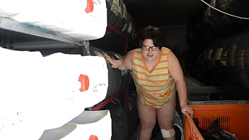 Preview 2 of Czech Grls - La revisi&oacute_n en el taller de los neum&aacute_ticos y de su co&ntilde_o meti&eacute_ndole la polla a la gorda hasta lo m&aacute_s profundo