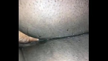 Preview 2 of Brindi Love In Hot Sex - Minha irma batendo uma pra ela devagar,  na cama