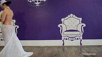 Preview 1 of Porno Kpek - Irina Brovkina shows her gymnastic talents