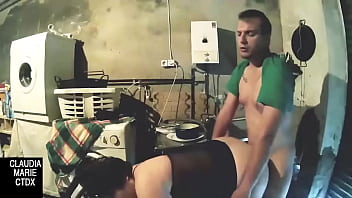 Preview 4 of Desi Hot Story - Entre platos sucios y mucha basura una follada por detr&aacute_s