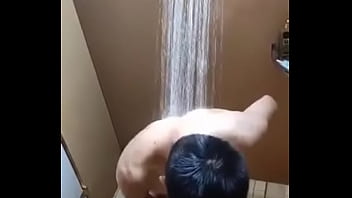 Preview 3 of Buggfy Ugh - Pajote en la ducha