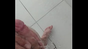 Preview 2 of Safe Raw - Tomando banho