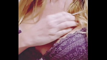 Preview 3 of Prima Dona - Mostrando mis tetas