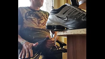 Preview 2 of Housewife Eating Creampie - Wichsen in Glanzhose harter schwanz und sneaker sniffen