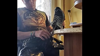 Preview 3 of Housewife Eating Creampie - Wichsen in Glanzhose harter schwanz und sneaker sniffen