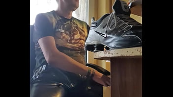 Preview 1 of Housewife Eating Creampie - Wichsen in Glanzhose harter schwanz und sneaker sniffen