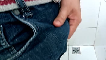 Preview 1 of Karachi Beegcome - Cabe&ccedil_a da rola brilhando depois de uma punhetada no banheiro do trabalho