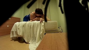 Preview 2 of Sexy Teachir - Pareja pillada en un hotel mientras ella le come el culo y le mete un dedo en el ano a su novio