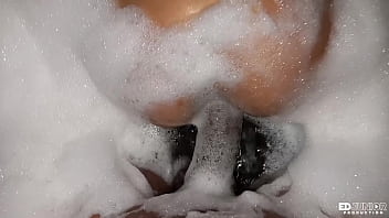 Preview 4 of Toilet Slave Clean Scat Lesbian - Polly Petrova na banheira com o dotado