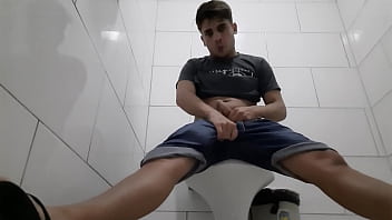 Preview 2 of Pomer Xxx Vidio - Novinho Flakael Estava na lanchonete bebendo uma Gelada,  e decidiu ir no banheiro da lanchonete da uma mijada longa e prazerosa do geito que voc&ecirc_s gostam