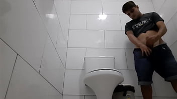Preview 3 of Pomer Xxx Vidio - Novinho Flakael Estava na lanchonete bebendo uma Gelada,  e decidiu ir no banheiro da lanchonete da uma mijada longa e prazerosa do geito que voc&ecirc_s gostam