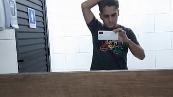 Preview 1 of Pomer Xxx Vidio - Novinho Flakael Estava na lanchonete bebendo uma Gelada,  e decidiu ir no banheiro da lanchonete da uma mijada longa e prazerosa do geito que voc&ecirc_s gostam
