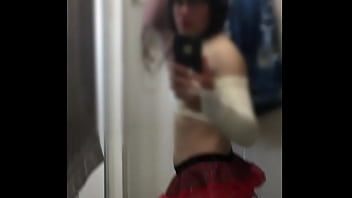 Preview 2 of Beautiful Body Fuk - me vestindo de mulher no banheiro da filha do cara