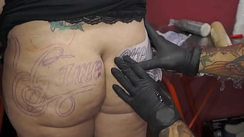 Preview 2 of Sunny Leone Big Boobs Sex Xxx - Fazendo minha tattoo nova na raba!
