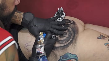Preview 3 of Sunny Leone Big Boobs Sex Xxx - Fazendo minha tattoo nova na raba!