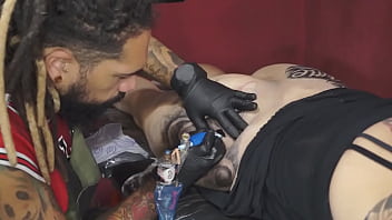 Preview 4 of Sunny Leone Big Boobs Sex Xxx - Fazendo minha tattoo nova na raba!