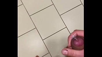 Preview 4 of Cut Girl Xxxxx Video - Masturb&aacute_ndome en el ba&ntilde_o del trabajo