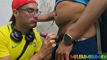 Preview 2 of Mouth Drink Sex - FAZENDO #BANHEIR&Atilde_O COM MEUS PAR&Ccedil_AS. PORQUE DE #BANHEIRO A GENTE ENTENDE