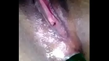 Preview 3 of Very Dangerous Girl Toilet - Masturbando com pepino