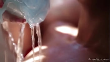 Preview 1 of Sunny Leone Fucking Lesbellen - Kira Noir - Bath Relax