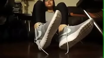 Preview 2 of Xnx Sex Video Hindi - Chica asi&aacute_tica se quita los tenis y los calcetines
