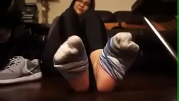 Preview 3 of Xnx Sex Video Hindi - Chica asi&aacute_tica se quita los tenis y los calcetines