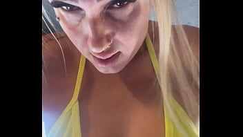 Preview 1 of Xvideo Mother - Treinando na academia de frente da praia de Copacabana Rj quase fui expulsa no ano novo ! Praia cheia eos banhista passando e vendo minha buceta molhada!