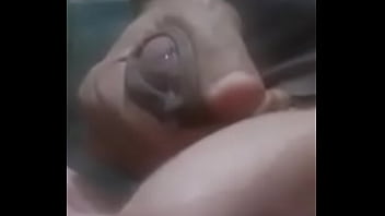 Preview 4 of Lisbian Liking Pussy - Batendo punheta no banheiro