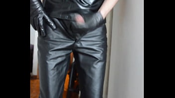 Preview 3 of Cumin Randi - jerking in leather pants