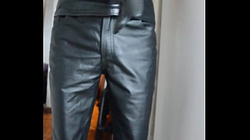 Preview 1 of Cumin Randi - jerking in leather pants