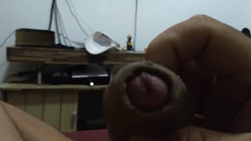 Preview 2 of Kitchen Mom Huge Big Ass - Gozada gostosa assistindo porno sozinho em casa