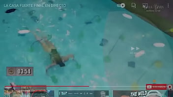 Preview 1 of Desi Homeless - Samira se le cae el ba&ntilde_ador y se le ve todo desnuda