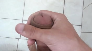 Preview 1 of Mom Peeked At Me Taking A Shower - Gozando gostoso