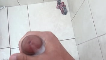 Preview 4 of Mom Peeked At Me Taking A Shower - Gozando gostoso