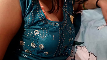 Preview 1 of Shaving Guy - बड़ी गांड वाली सेक्सी मल्लू आंटी को घर पर अकेले रहते हुए किराएदार लड़के ने चोदा Hindi Audio