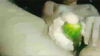 Preview 2 of Pregnant Extreme Sex - Jovencita caliente se introduce un pepino