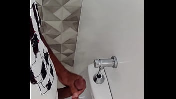 Preview 4 of Bilaekd Com - Novin magrinho se masturbando no banheiro