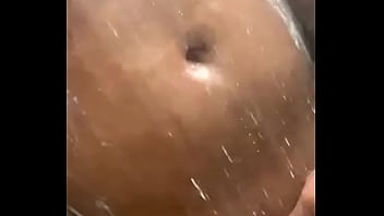 Preview 2 of Menjilati Cantik - Negro gostoso no banho