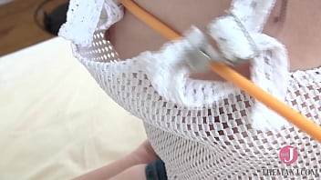 Preview 2 of Hd Arda Sex - 網目の、お尻丸出しのデニムパンツ、ビッチが指で乳首を隠す