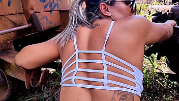 Preview 2 of Mommy Got Boops Brazzers - A little adrenaline with this wonderful girl on the railroad,  we were almost caught,  she pissed and farted on my cock and I fucked that tight little ass between the cars. Vagninho e Luna Oliveira