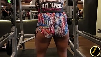 Preview 2 of Dickflash And Cum Staring - Jully gostosa da academia malhando