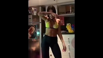 Preview 4 of Dickflash And Cum Staring - Jully gostosa da academia malhando