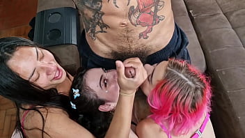 Preview 3 of Romnti Xxx Video - 3 putas safadas chupando o dotado e ele ficou com tes&atilde_o fodeu a Russah no pelo