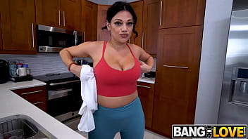 Preview 2 of 40 M Ke Movi - Curvy Maid Mona Azar Bangs For Bucks